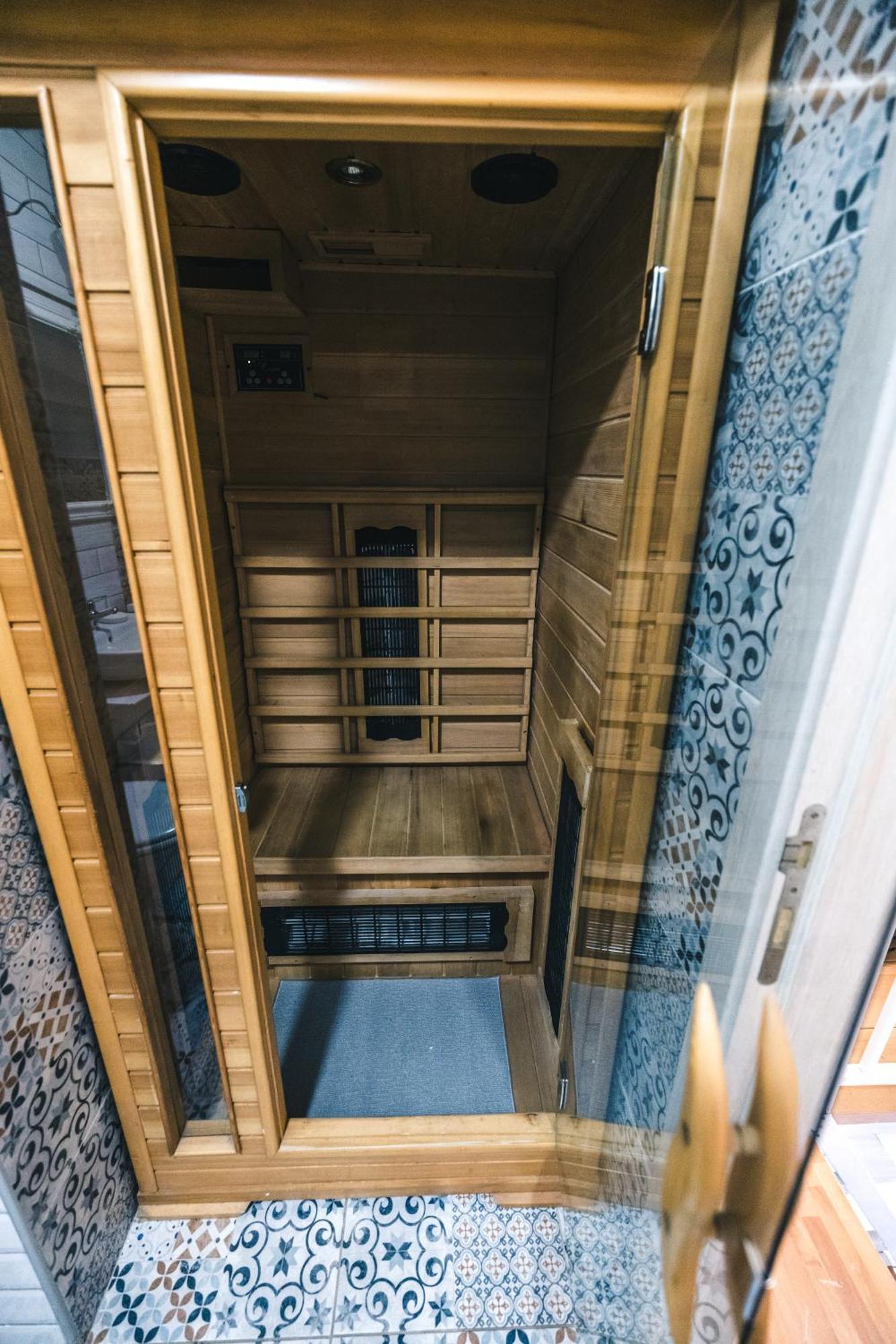Spa Apartment Yin - Hot Tub, Sauna, Spa Novi Sad Bagian luar foto